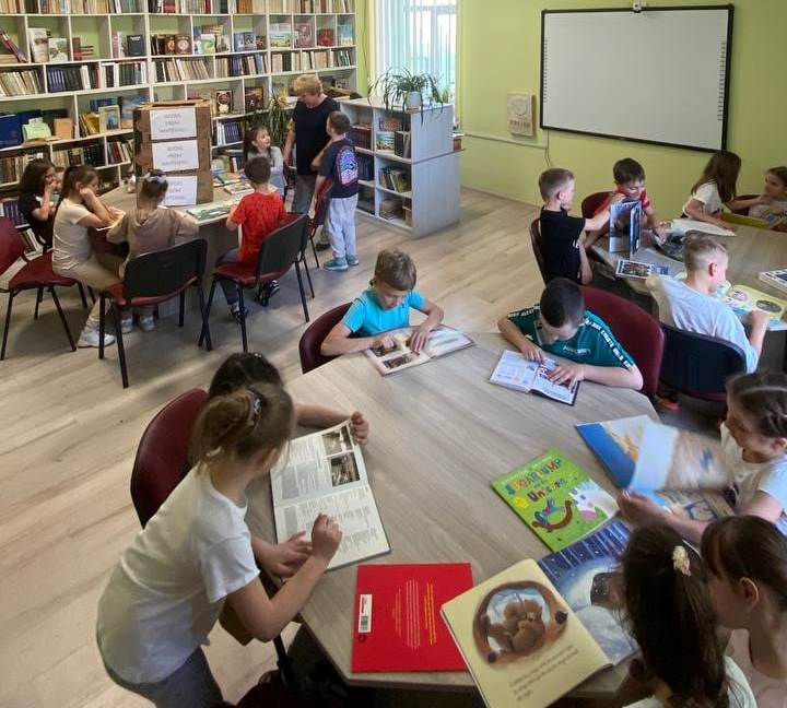 У стінах сучасної бібліотеки спеціалізованої школи №3 з поглибленим вивченням іноземних мов